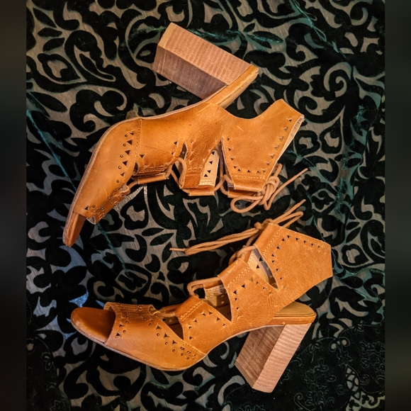 Lucky brand strappy leather heels - Picture 6 of 7